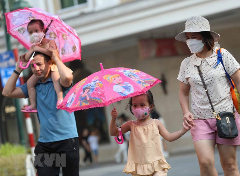 Không gian đi bộ hồ Hoàn Kiếm là địa điểm lý tưởng để các gia đình vui kỳ nghỉ lễ tại Thủ đô. (Ảnh: Thanh Tùng/TTXVN) Không gian đi bộ hồ Hoàn Kiếm là địa điểm lý tưởng để các gia đình vui kỳ nghỉ lễ tại Thủ đô. (Ảnh: Thanh Tùng/TTXVN)