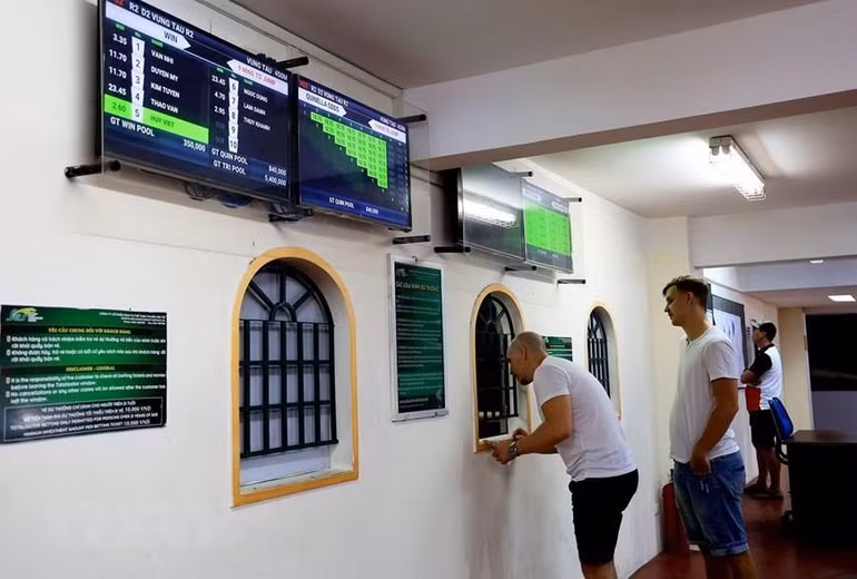 Khách quốc tế đặt cược dự thưởng tại Trường đua chó Greyhound, thành phố Vũng Tàu, tỉnh Bà Rịa-Vũng Tàu. (Ảnh: Hồng Đạt/TTXVN)