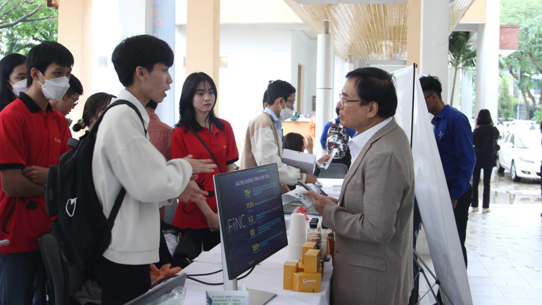 Đại biểu tham quan, tìm hiểu sản phẩm khởi nghiệp của sinh viên.