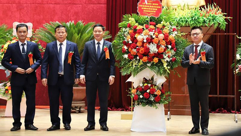 Đồng chí Lê Quốc Minh tặng hoa chúc mừng Báo Hòa Bình. Đồng chí Lê Quốc Minh tặng hoa chúc mừng Báo Hòa Bình.