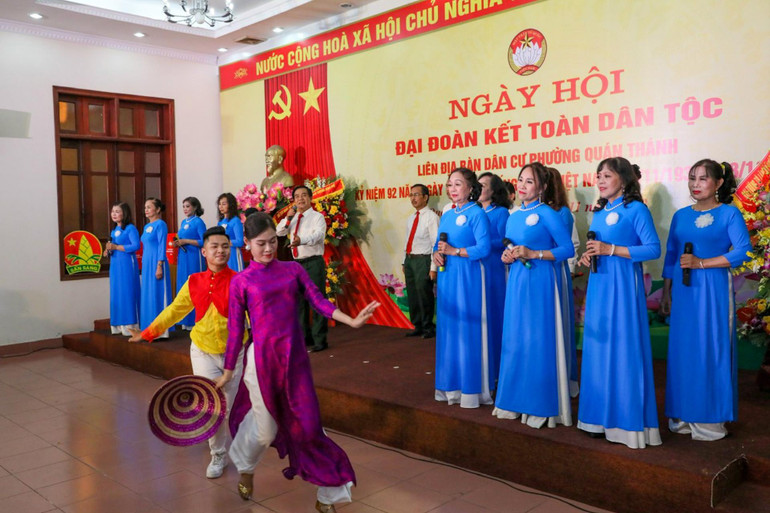 Tiết mục biểu diễn văn nghệ chào mừng Ngày hội Đại đoàn kết toàn dân tộc liên địa bàn dân cư phường Quán Thánh.