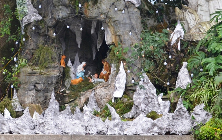 Hang đá nhà thờ Sa Pa được trang hoàng, tu tạo đẹp.