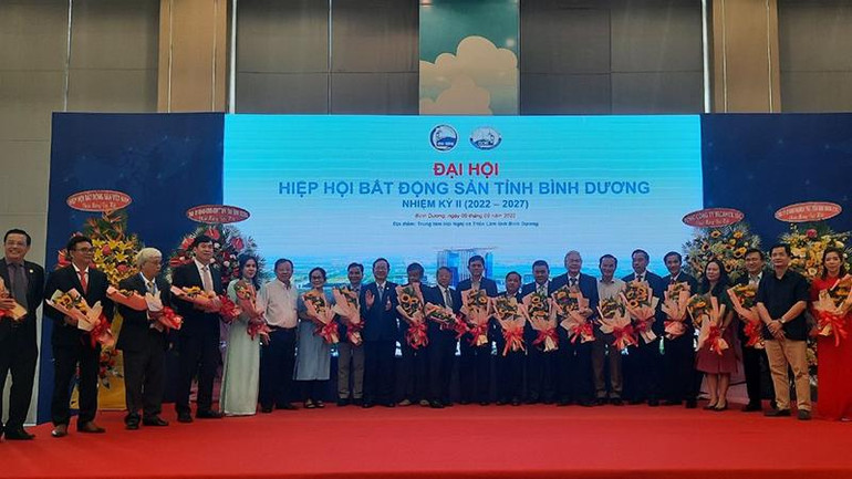 Lãnh đạo tỉnh Bình Dương, lãnh đạo Hiệp hội Bất động Việt Nam, lãnh đạo Tổng Công ty Becamex IDC tặng hoa cho Ban Chấp hành Hiệp hội Bất động sản tỉnh Bình Dương nhiệm kỳ mới. Lãnh đạo tỉnh Bình Dương, lãnh đạo Hiệp hội Bất động Việt Nam, lãnh đạo Tổng Công ty Becamex IDC tặng hoa cho Ban Chấp hành Hiệp hội Bất động sản tỉnh Bình Dương nhiệm kỳ mới.