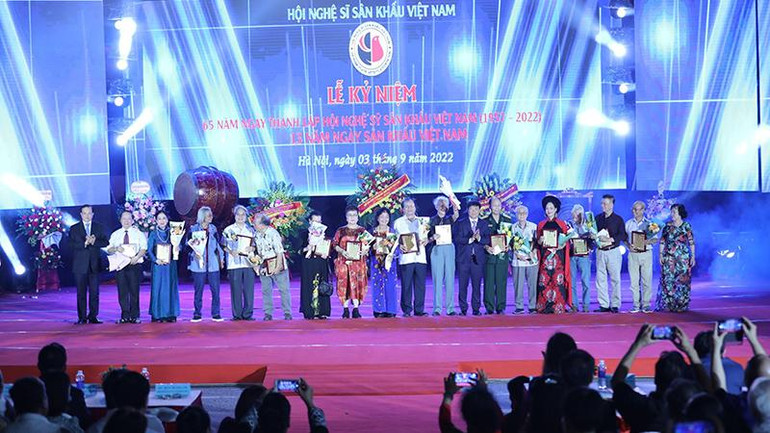 Vinh danh đại diện các tập thể, nghệ sĩ có nhiều cống hiến cho sự phát triển của nghệ thuật sân khấu. (Ảnh: THANH TÙNG)