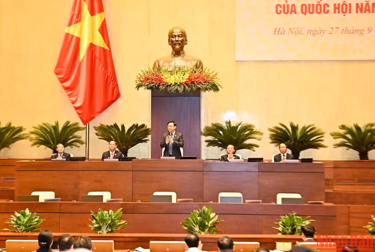 Chủ tịch Quốc hội Vương Đình Huệ với các đại biểu dự hội nghị.