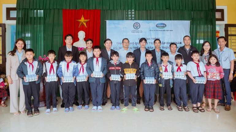 Đại diện Vinamilk trao các phần quà dinh dưỡng, san sẻ với khó khăn của người dân vùng lũ tại 3 tỉnh, thành phố: Đà Nẵng, Quảng Nam, Thừa Thiên Huế.