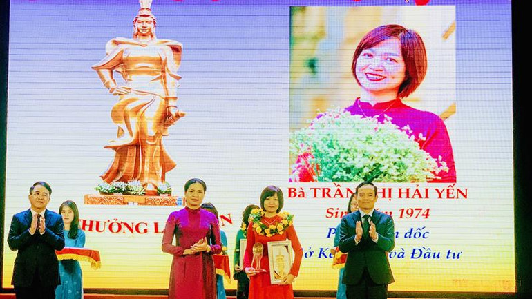 Trao giải thưởng Lê Chân tặng cán bộ phụ nữ tiêu biểu của Sở Kế hoạch và Đầu tư Hải Phòng.