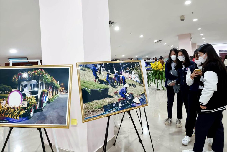 Các em học sinh đến với triển lãm.