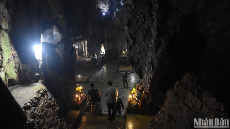 Động Huyền Không là động có nhiều ma nhai nhất tại Ngũ Hành Sơn.