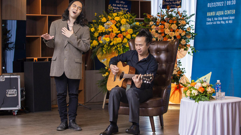 Phút ngẫu hứng biểu diễn của nhạc sĩ Lê Minh Sơn và Huy Hoàng, một ca sĩ trẻ tiềm năng góp giọng trong album.