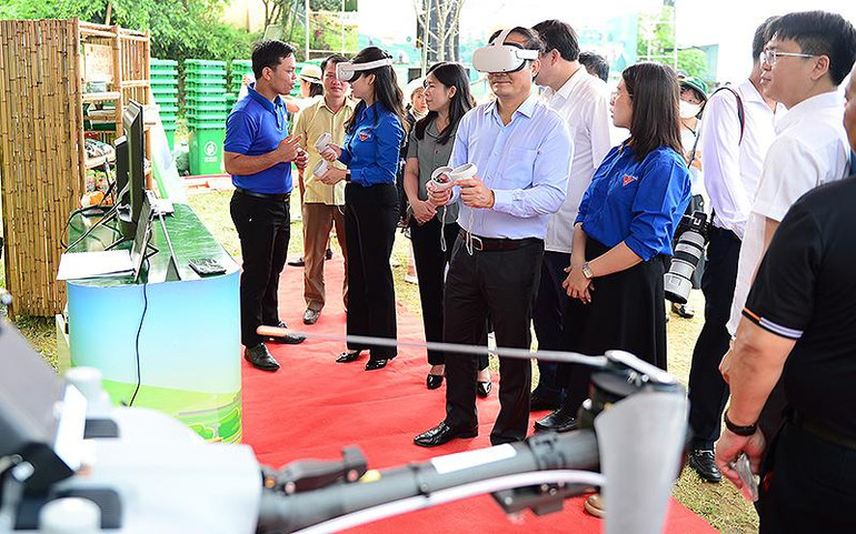 Các đại biểu hào hứng trải nghiệm sàn nông sản ảo Agriverse trong khuôn khổ Ngày cao điểm “Tình nguyện chung tay xây dựng nông thôn mới”.