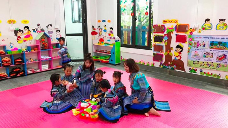 Có 3 lớp học, với đủ trang thiết bị và đồ dùng, bảo đảm phục vụ cho khoảng 100 trẻ mầm non, dân tộc H’Mông, ở thôn Ngải Phóng Chồ (Mường Khương).