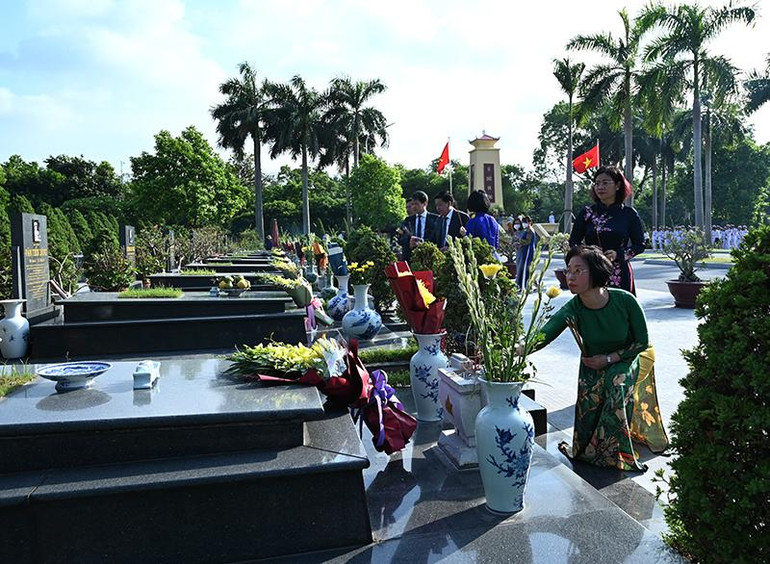 Các đồng chí lãnh đạo thành phố thắp hương tại phần mộ các bậc tiền bối cách mạng.