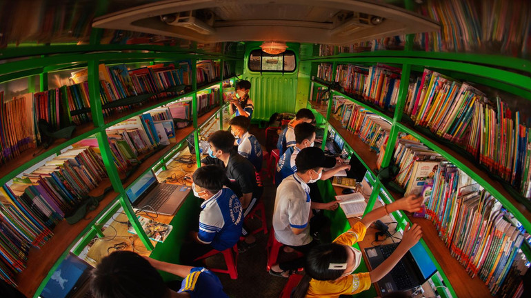 Tác phẩm "Chuyến xe tri thức đến vùng cao" của tác giả Võ Văn Kiên. Tác phẩm "Chuyến xe tri thức đến vùng cao" của tác giả Võ Văn Kiên.