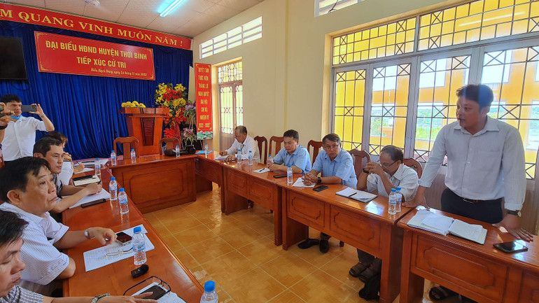 Phó Chủ tịch Ủy ban nhân dân xã Tân Bằng (bìa phải) đề xuất Công ty A An kiểm tra lại máy đo độ ẩm lúa để kết quả chuẩn xác, thuyết phục nhà nông.