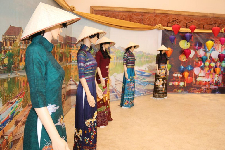 Góc Áo dài Việt Nam tại triển lãm “Vẻ đẹp Việt Nam”. (Ảnh: XUÂN SƠN)