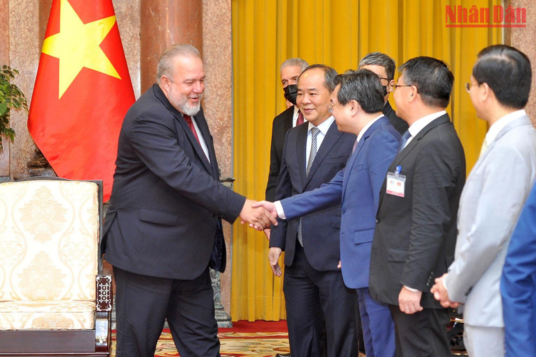 Thủ tướng Cộng hòa Cuba Manuel Marrero Cruz với các đại biểu Việt Nam tại buổi tiếp.