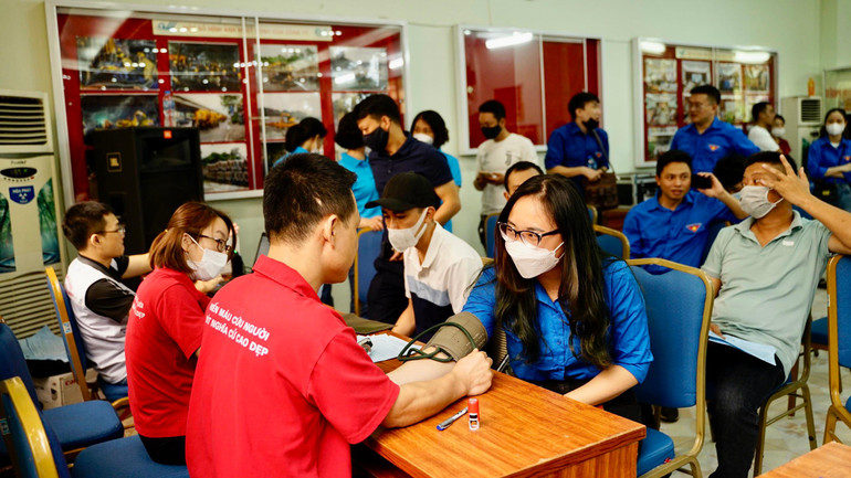 Đoàn viên, thanh niên Công ty trách nhiệm hữu hạn một thành viên Thoát nước Hà Nội và Báo Nhân Dân tích cực đăng ký tham gia hiến máu nhân đạo.
