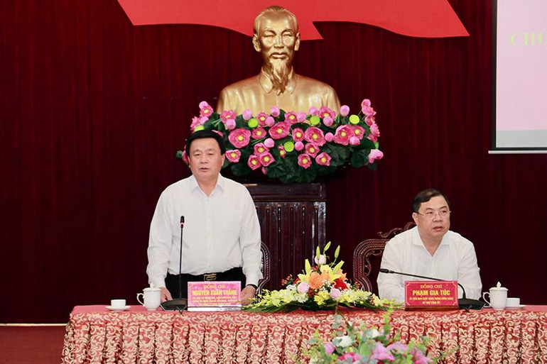 Đồng chí Nguyễn Xuân Thắng, Ủy viên Bộ Chính trị, Giám đốc Học viện Chính trị quốc gia Hồ Chí Minh, Chủ tịch Hội đồng Lý luận Trung ương phát biểu ý kiến tại buổi làm việc.