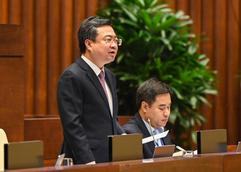 Bộ trưởng Xây dựng cũng làm rõ các vấn đề về việc xây dựng nhà ở xã hội cho người có thu nhập thấp, công nhân lao động, nhất là tại các khu kinh tế, khu công nghiệp và các thành phố lớn; trách nhiệm quản lý nhà nước của Bộ Xây dựng trong xây dựng, ban hành, thực hiện các tiêu chuẩn kỹ thuật, đơn giá, định mức trong xây dựng cơ bản.