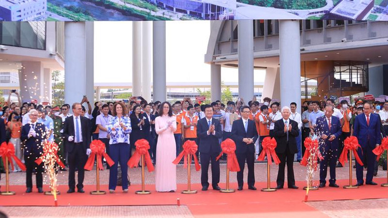 Phó Thủ tướng Chính phủ Vũ Đức Đam và các đại biểu thực hiện nghi thức khánh thành Khuôn viên Trường Đại học Việt Đức.