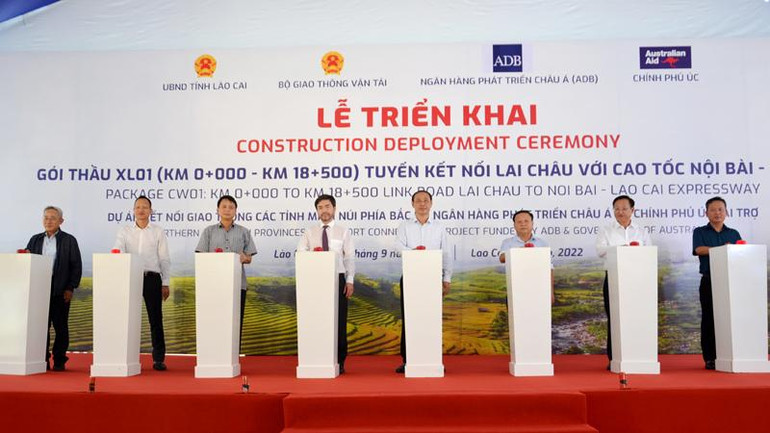 Các đại biểu bấm nút khởi công gói thầu XL-01 tuyến đường nối Lai Châu và huyện Văn Bàn (Lào Cai) với cao tốc Nội Bài-Lào Cai. Các đại biểu bấm nút khởi công gói thầu XL-01 tuyến đường nối Lai Châu và huyện Văn Bàn (Lào Cai) với cao tốc Nội Bài-Lào Cai.