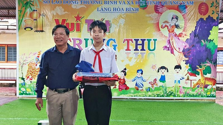 Tại nhiều địa phương khác, giải thưởng và các phần quà của cuộc thi vẽ tranh “Em vẽ ước mơ vươn cao” cũng đã được trao tặng đến các em đúng vào dịp Trung thu.