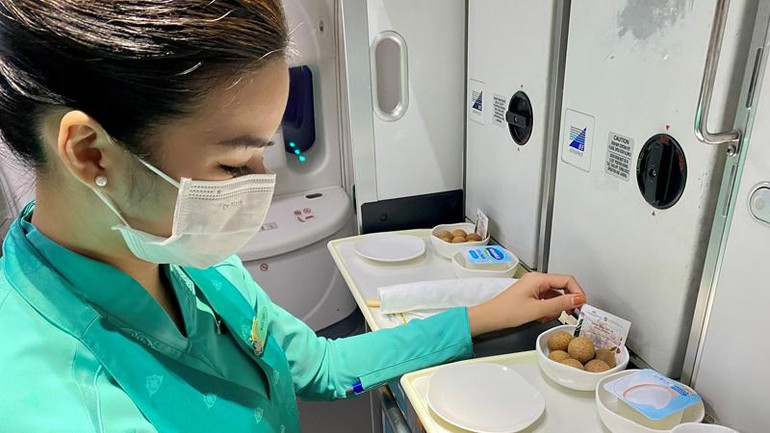 Phục vụ nhãn lồng trên máy bay là một trong những nỗ lực của VNA chung tay mang đặc sản trái cây vùng miền đến với khách quốc tế. Phục vụ nhãn lồng trên máy bay là một trong những nỗ lực của VNA chung tay mang đặc sản trái cây vùng miền đến với khách quốc tế.