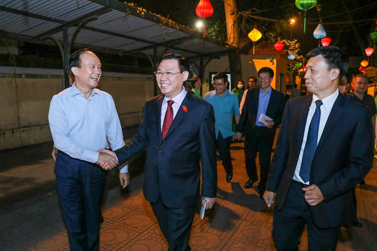 Chủ tịch Quốc hội Vương Đình Huệ dự Ngày hội Đại đoàn kết toàn dân tộc liên địa bàn dân cư phường Quán Thánh.