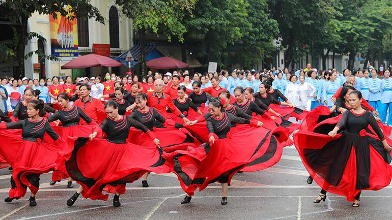 Các diễn viên, vũ công đều ở độ tuổi gần 70, gần 80.