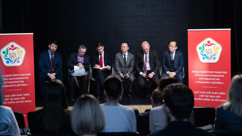 Cẩm nang vừa ra mắt được đánh giá cao. (Ảnh: THANH THỂ)