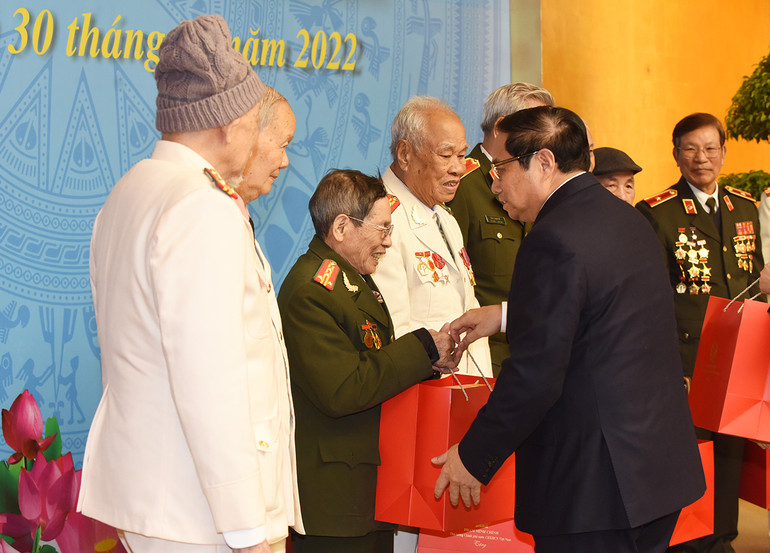 Thủ tướng Phạm Minh Chính tặng quà cho các nhân chứng lịch sử Công an nhân dân.