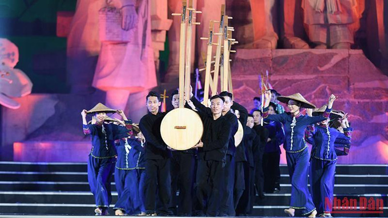 Các nghệ sĩ trình diễn chương trình nghệ thuật đặc sắc với chủ đề “Để điệu Then còn mãi”. (Ảnh: THÀNH ĐẠT)
