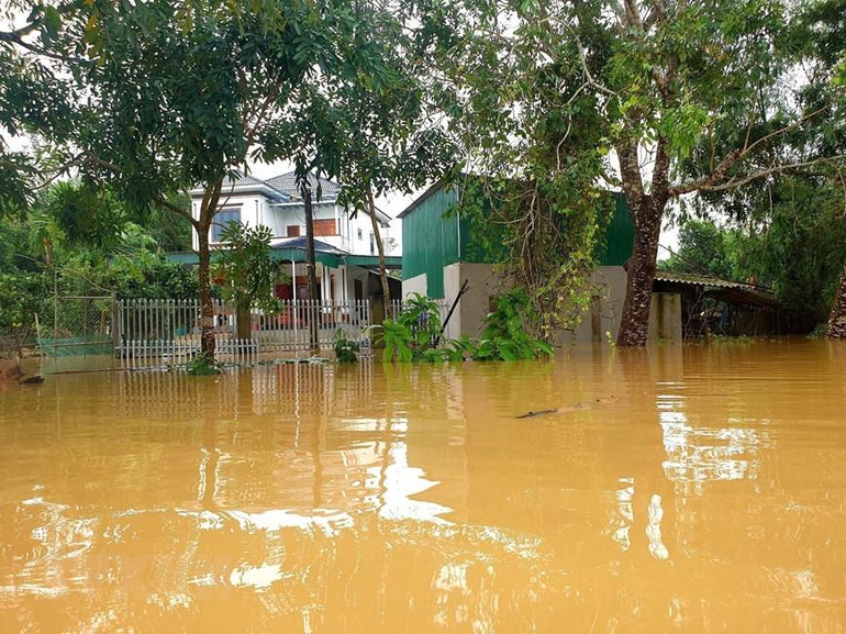 Nước lũ làm cô lập các hộ xã Thanh Lâm, huyện Thanh Chương. (Ảnh: Tá Chuyên/TTXVN)