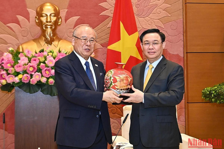 Chủ tịch Quốc hội Vương Đình Huệ tặng vật phẩm lưu niệm cho Cố vấn đặc biệt Liên minh Nghị sĩ hữu nghị Nhật Bản-Việt Nam Takebe Tsutomu. Chủ tịch Quốc hội Vương Đình Huệ tặng vật phẩm lưu niệm cho Cố vấn đặc biệt Liên minh Nghị sĩ hữu nghị Nhật Bản-Việt Nam Takebe Tsutomu.