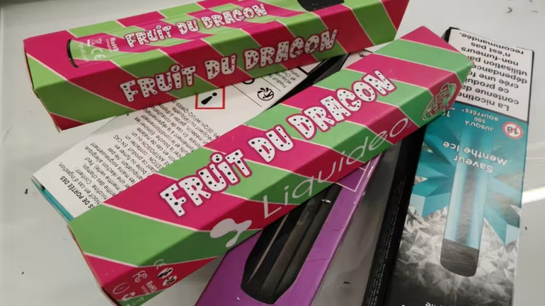 Bất chấp các quy định, thuốc lá điện tử vẫn được bán cho giới trẻ, cho thấy sự cần thiết của các biện pháp kiểm soát chặt chẽ hơn. (Ảnh: FranceInfo)