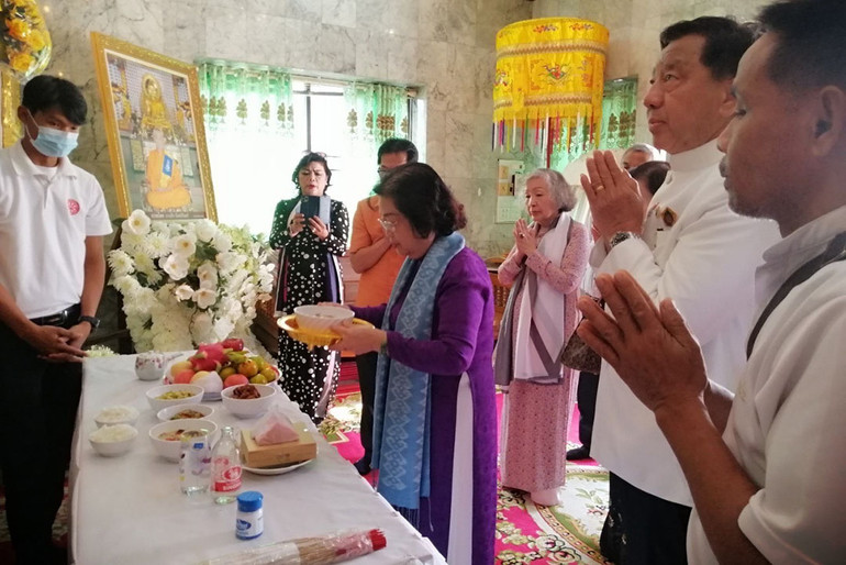 Nguyên Phó Chủ tịch nước Trương Mỹ Hoa dâng lễ tưởng niệm các anh hùng, liệt sĩ.