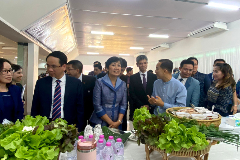 Lãnh đạo hai tỉnh và Tổng Lãnh sự Chu Đức Dũng thăm gian hàng triển lãm sản phẩm của các doanh nghiệp.