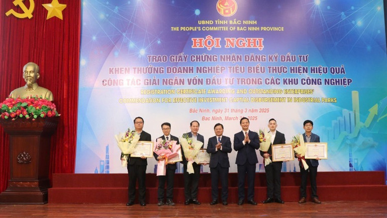 Lãnh đạo tỉnh Bắc Ninh khen thưởng các doanh nghiệp đã thực hiện hiệu quả công tác giải ngân.