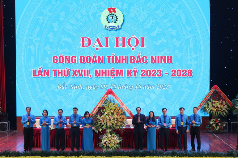 Chủ tịch Tổng Liên đoàn Lao động Việt Nam tặng hoa Đại hội.