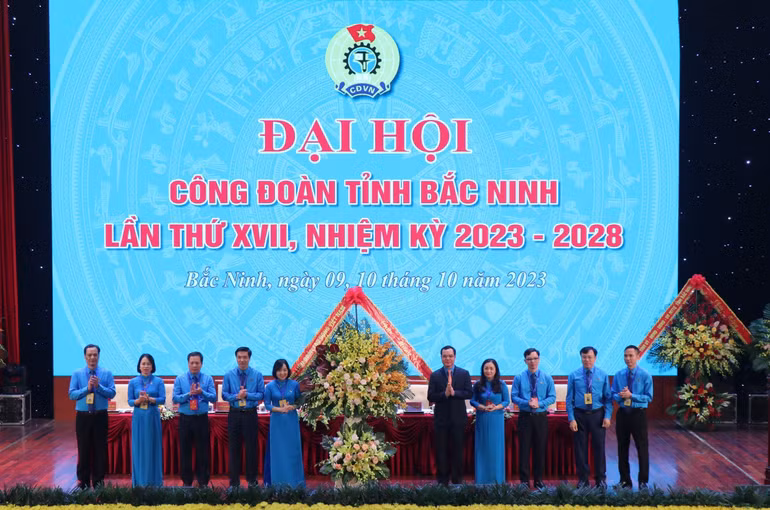 Chủ tịch Tổng Liên đoàn Lao động Việt Nam tặng hoa Đại hội.