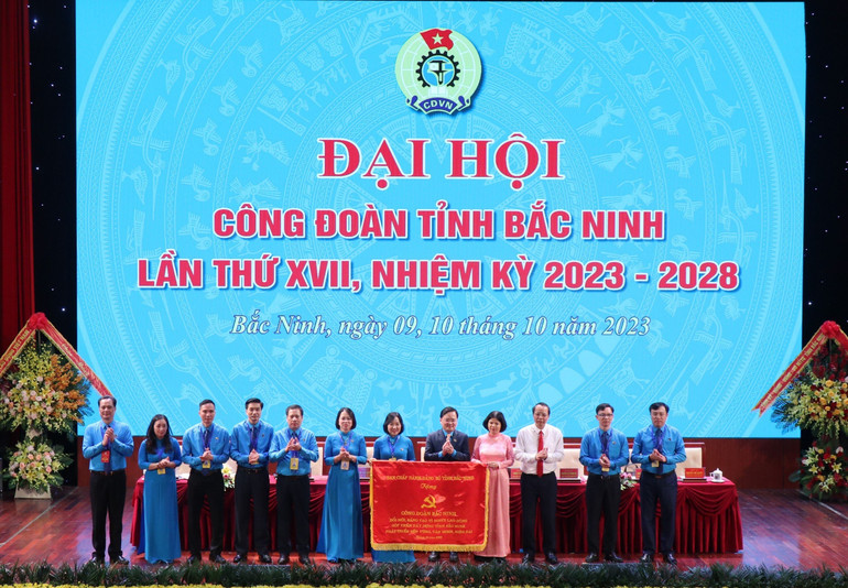 Ban Chấp hành Đảng bộ tỉnh tặng Đại hội bức trướng.