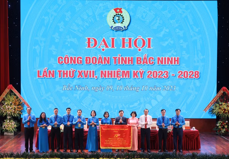 Ban Chấp hành Đảng bộ tỉnh tặng Đại hội bức trướng.