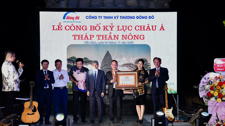 Lễ công bố và trao bằng công nhận Kỷ lục châu Á tháp Thần Nông.