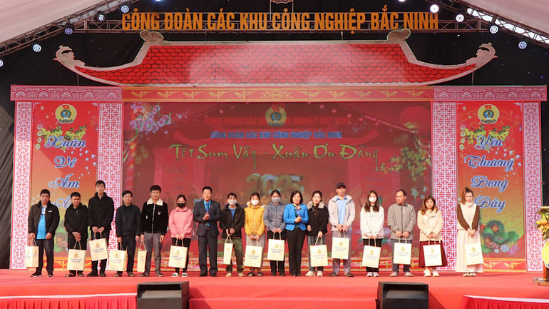 Nhiều phần quà thiết thực đã được gửi tặng công nhân, người lao động dịp này.