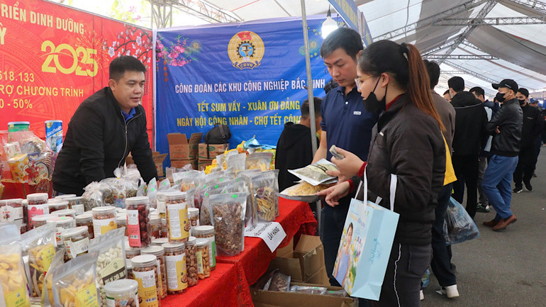 Các gian hàng mua sắm phúc lợi thu hút đông đảo công nhân, người lao động đến mua sắm.