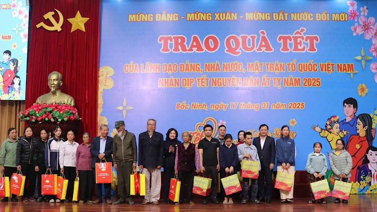 Những phần quà Tết thiết thực, ấm sự sẻ chia, quan tâm của các cấp chính quyền được trao tới tận tay người có hoàn cảnh khó khăn. Những phần quà Tết thiết thực, ấm sự sẻ chia, quan tâm của các cấp chính quyền được trao tới tận tay người có hoàn cảnh khó khăn.