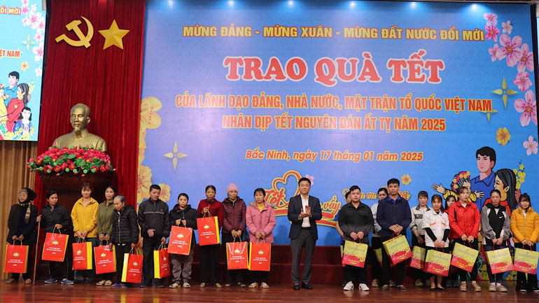 400 phần quà đã được Phó Thủ tướng Lê Thành Long và Đoàn công tác của Trung ương trao tặng tại Bắc Ninh dịp này. 400 phần quà đã được Phó Thủ tướng Lê Thành Long và Đoàn công tác của Trung ương trao tặng tại Bắc Ninh dịp này.