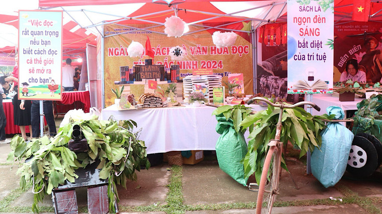 Một gian trưng bày về Chiến thắng Điện Biên Phủ của học sinh tỉnh Bắc Ninh.