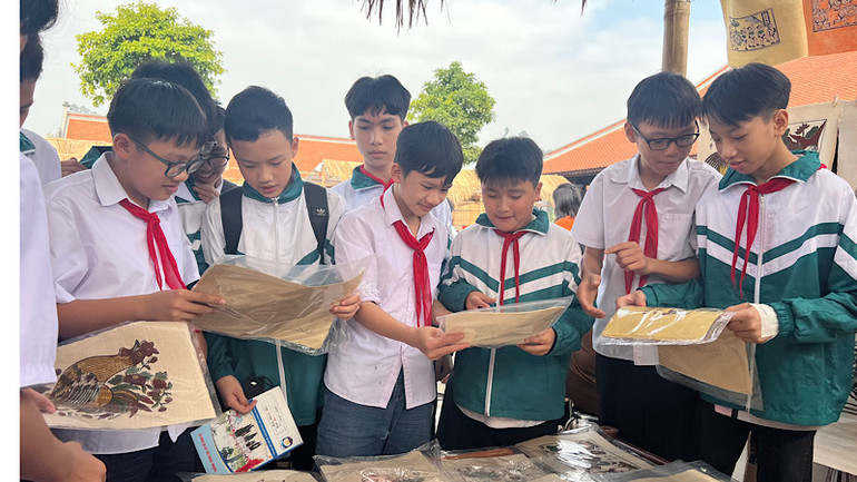 Các em học sinh tìm hiểu tranh dân gian Đông Hồ. Các em học sinh tìm hiểu tranh dân gian Đông Hồ.